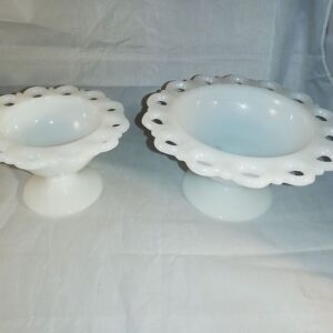 Piimklaasist pitsilise äärega kausid. 2 tk (Y)