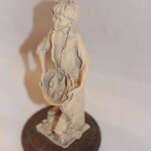 Puidust alusel kuju, poiss kalakorviga (Y)