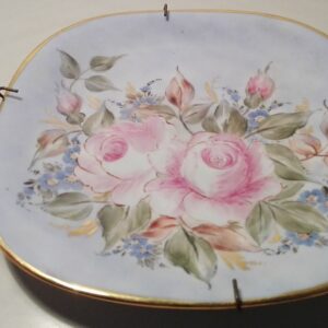 Portselanist seinataldrik,maalitu​d lilled (Y)