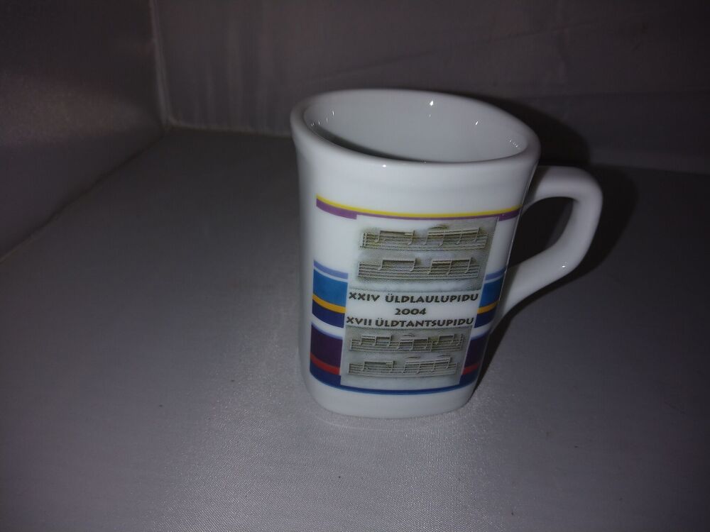 Portselanist tass kollektsiooni.Laulu- ja tantsupidu 2004 (Y)