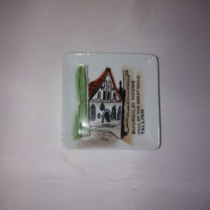 Portselanist pisike taldrik Suurgildi hoone ,käsimaal (Y)