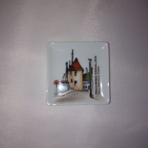 Portselanist pisike taldrik Tallinna vanalinn ,käsimaal (Y)