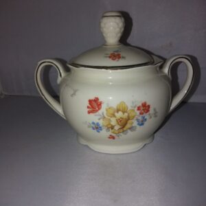 Portselanist lilledekooriga suhkrutoos. (Y)