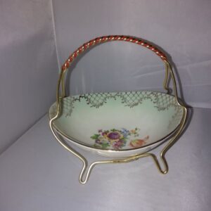 Portselanist lilledekooriga kauss metallist raamiga. (Y)