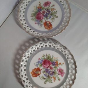 Portselanist pitsilise äärega lilledekooriga taldrikud, 2 tk (Y)