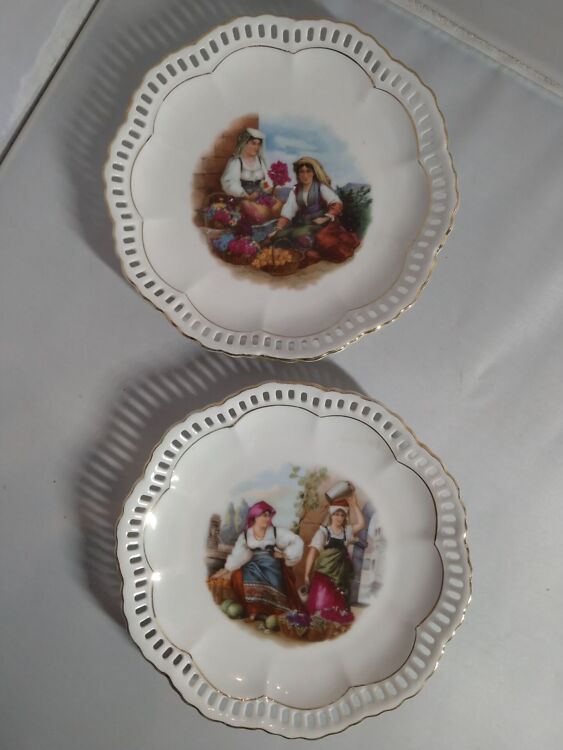 Portselanist pitsilise äärega lilledekooriga taldrikud, 2 tk (Y)