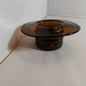 Värvilisest klaasist küünlaalus vms, murtud põhjaga (Y)