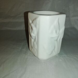 Portselanist küünlajalg teeküünlale,reljeefs​ed kallad vms (Y)