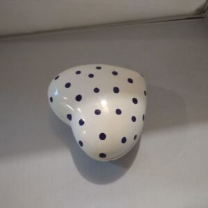 Portselanist südamekujuline toos. (Y)