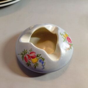 Portselanist tuhatoos, maalitud lilled ja liblikas, 1947 (Y)