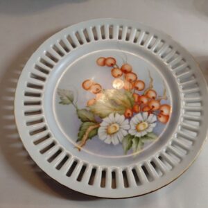 Portselanist seinataldrik. Maalitud marjad (Y)