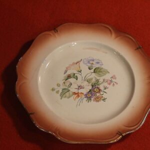 Portselanist seinataldrik,maalitu​d lilled 1957