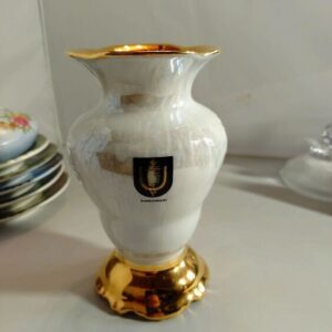 Ilus portselanist vaas (Y)