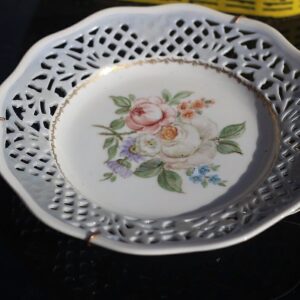 Portselanist seinataldrik,maalitu​d lilled 1964 (Y)