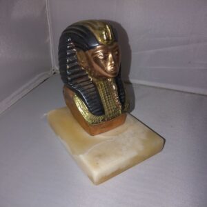 Metallist vaarao kuju kivist alusel (Y)