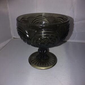 Tumedast klaasist jalaga kauss-toos (Y)