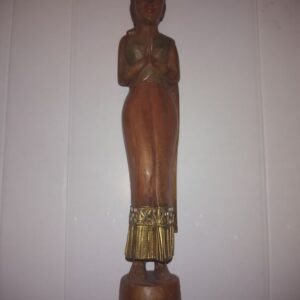 Puidust kõrgem naise kuju (Y)