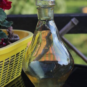 Vanem kuldsest klaasist karahvin (Y)