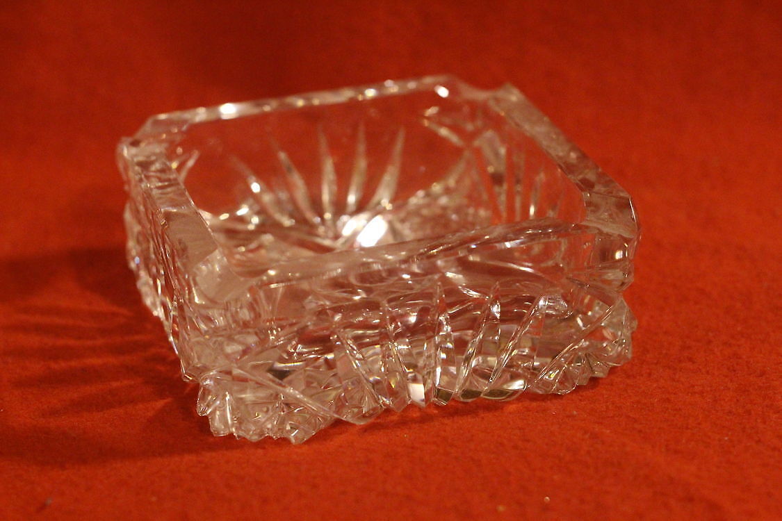 Suurem kristallist tuhatoos (Y)