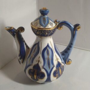 Ilus vanem portselanist tee- või kohvikann (Y)