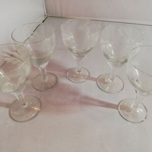 Nõukaaegsed ilusa lihviga joogiklaasid 5-le (Y)