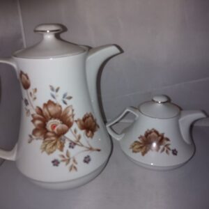 Portselanist lilledekooriga kannud,Ilmenau (Y)