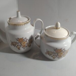 Riga portselanist teekann ja suhkrutoos (Y)