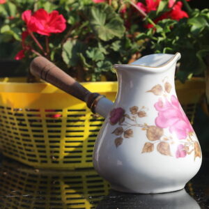 Portselanist lilledekooriga koorekann vms. puidust käepideme (Y)