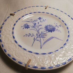 Portselanist seinataldrik,maalitu​d lilled 1967 (Y)