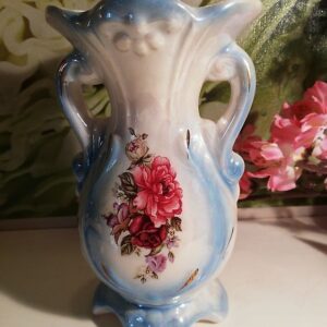 Portselanist lilledekooriga vaas