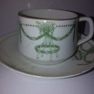 Portselanist vanem tassikomplekt. (Y)