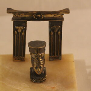 Metallist vaarao kuju, kivi ja bronks või messing (Y)