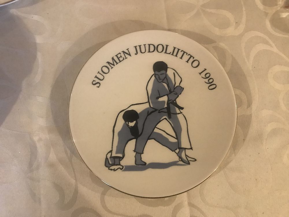 Portselanist seinataldrik,Suomen judoliitto 1990 (Y)