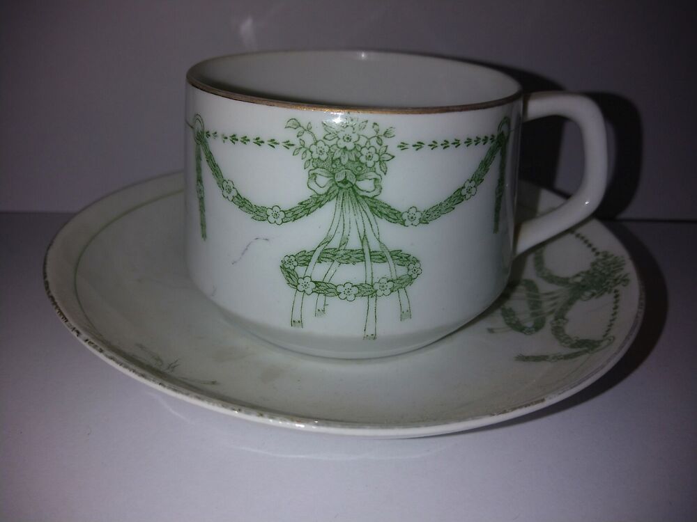 Portselanist vanem tassikomplekt. (Y)