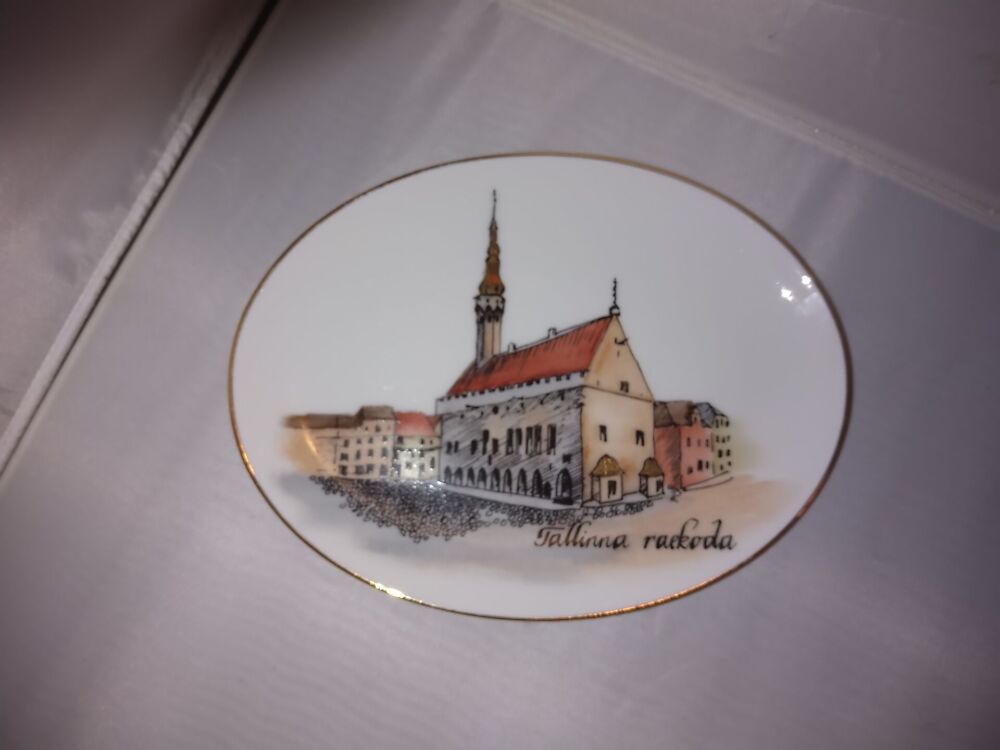 Portselanist seinataldrik Tallinna raekoda,käsimaal (Y)