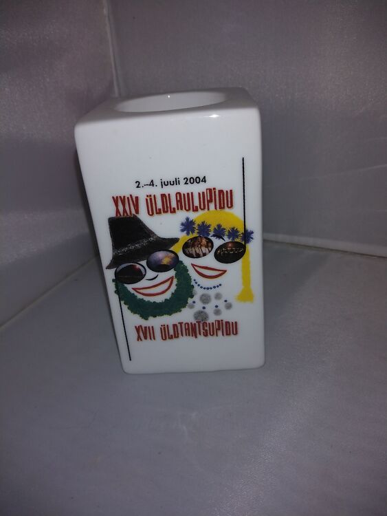 Portselanist küünlaalus teeküünlale.XXIV Laulupidu 2004 (Y)