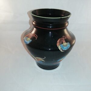 Mustast klaasist vaas. 16,5 cm (Y)