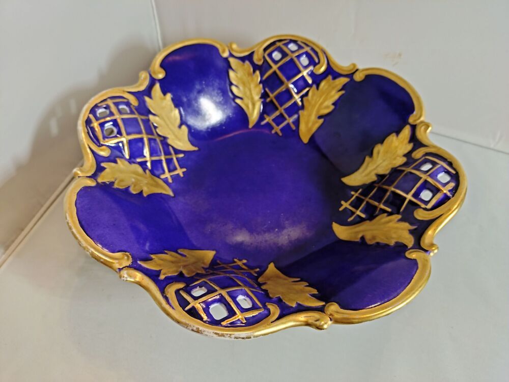 Portselanist vanem tigujalgadel kauss vms.Fine China Germany, 60-ndad (Y)