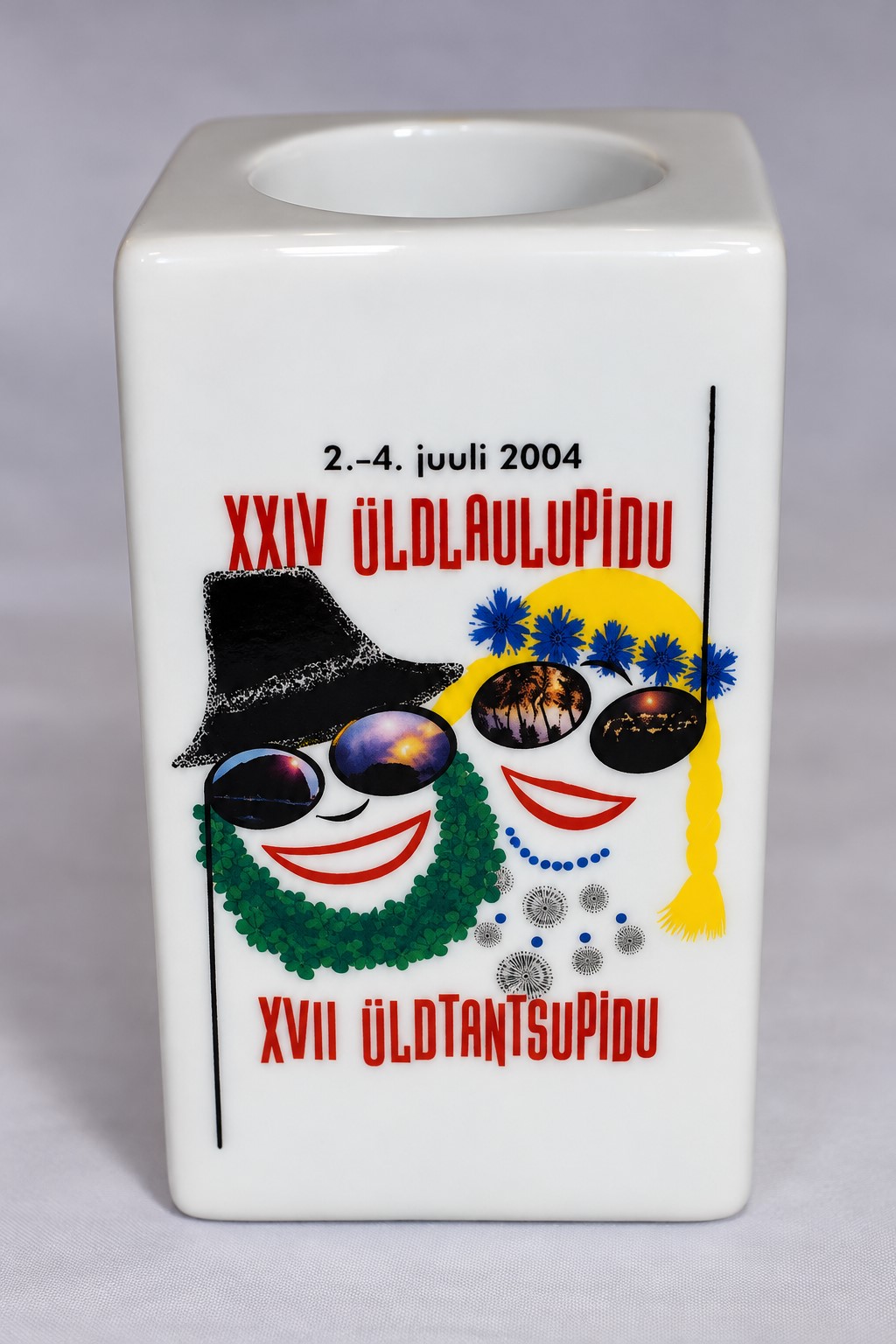 Portselanist teeküünlaalus „XXIV üldlaulupidu 2004 / XVII üldtantsupidu“
