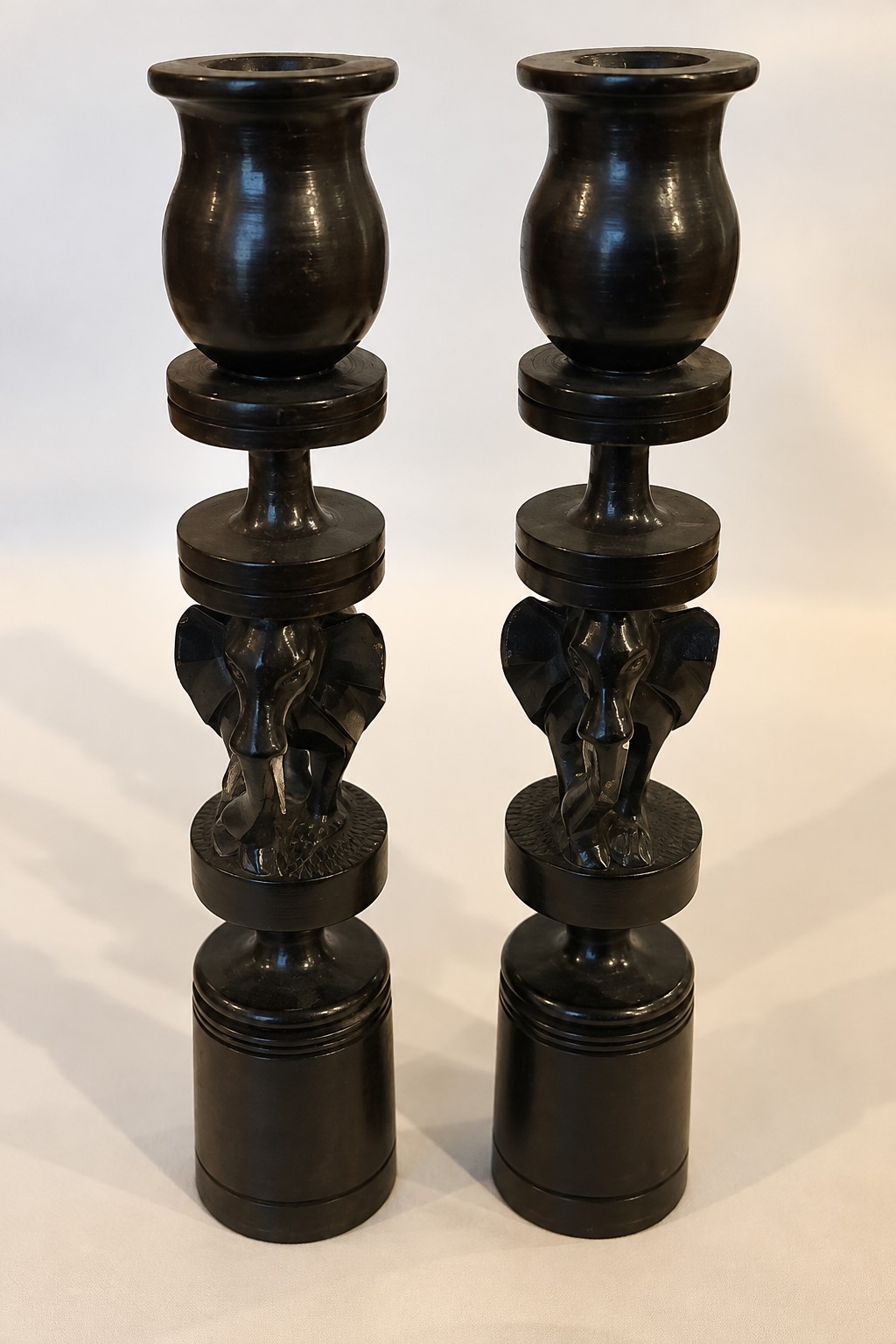 Vintage puidust küünlajalad elevandifiguuridega, 2 tk, ca 27 cm