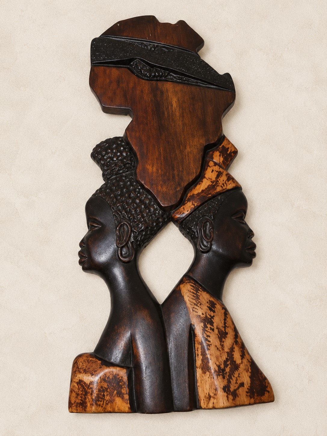 Vintage puidust seinakaunistus kahe Aafrika naisfiguuriga, tõenäoliselt Ghana, ca 35 × 15 cm
