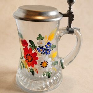 Vintage käsimaalitud klaasist õllekann metallkaanega – 16 cm