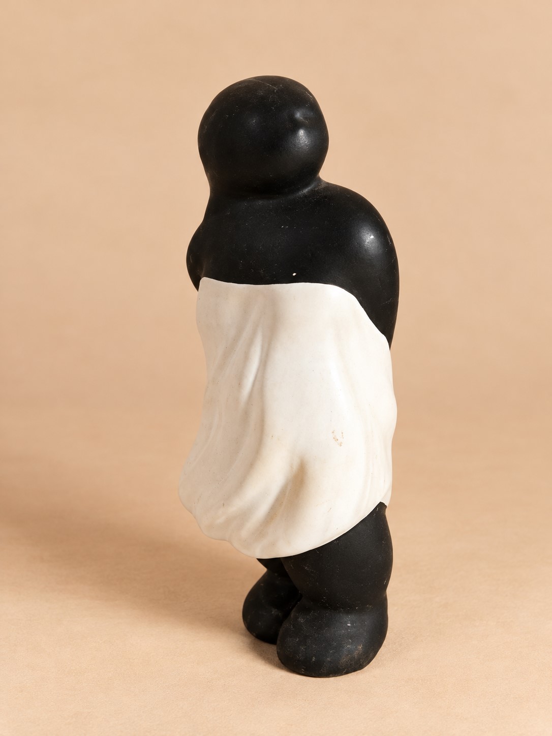 Vintage dekoratiivne naisfiguur, must-valge, ca 20,5 cm