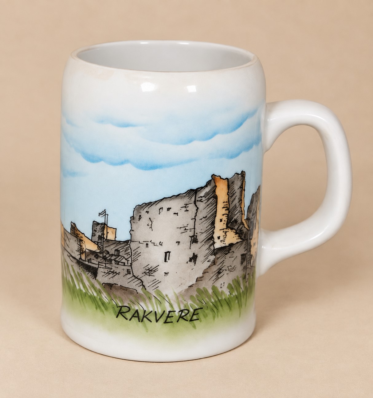 Vintage käsitsi maalitud keraamiline õllekann „Rakvere“, linnuse motiiviga, 13 cm