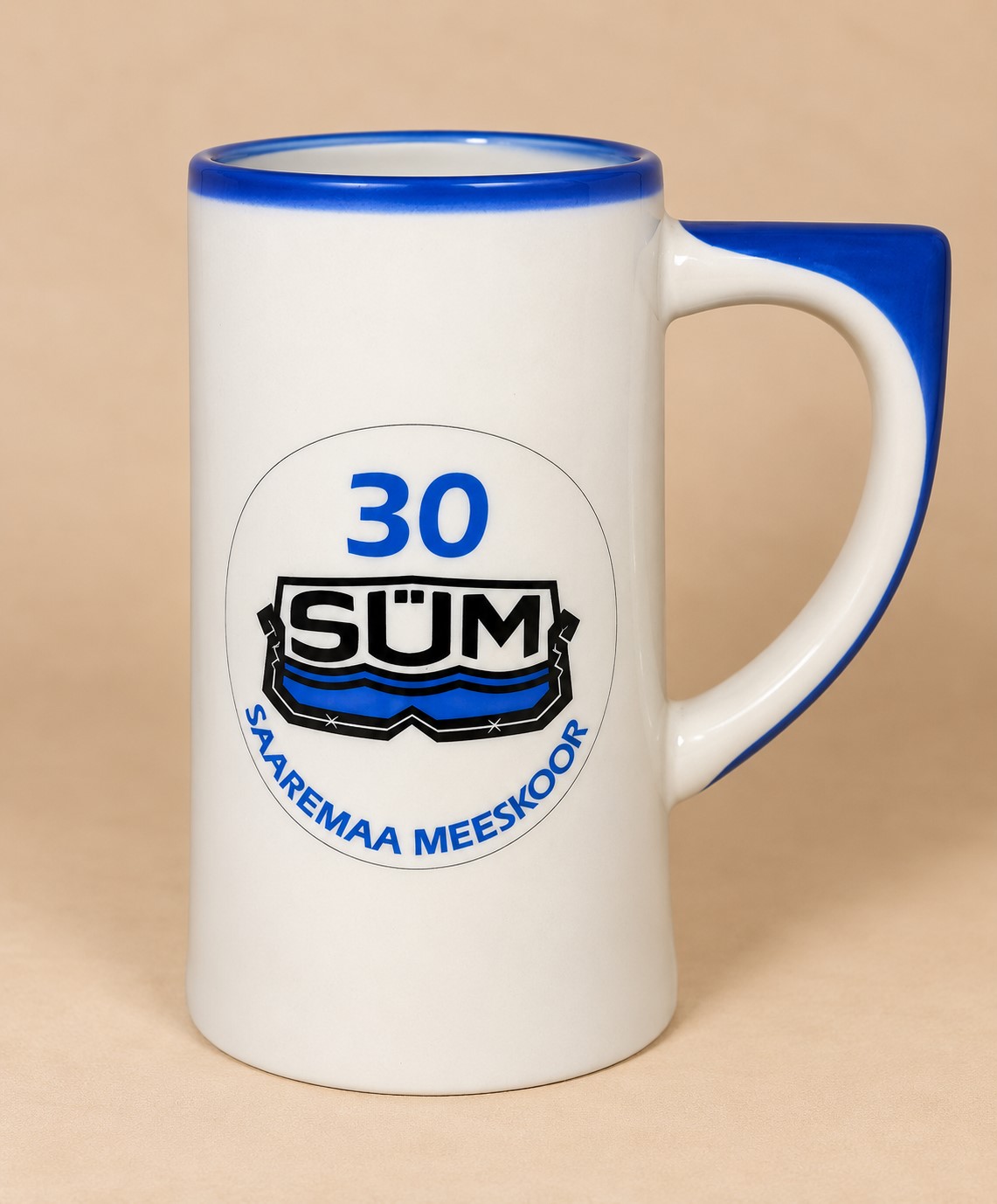 Saaremaa Meeskoori 30. aastapäeva keraamiline õllekann „SÜM 30“, 18,5 cm