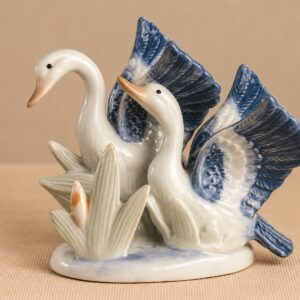 Vintage portselanist kahe luige figuur, siniste tiibadega, ca 10 cm