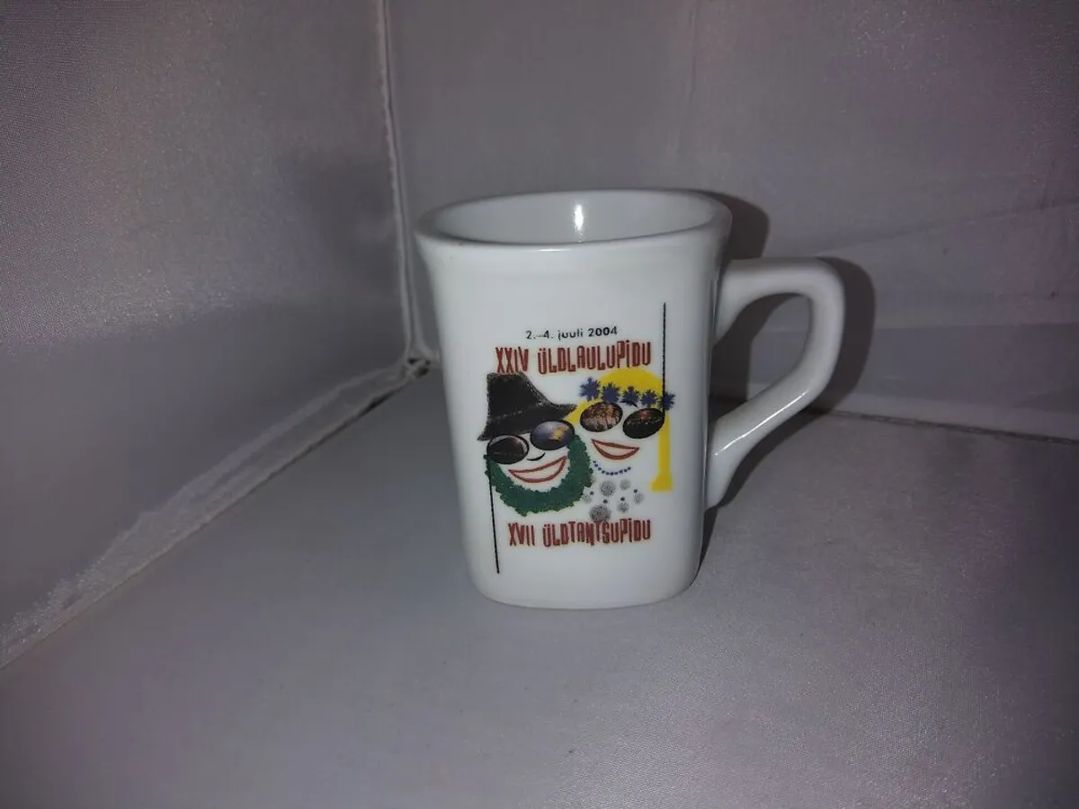 Portselanist kollektsioonitass „Laulu- ja tantsupidu 2004“,h-7,5cm, kasutamata - Pilt 2