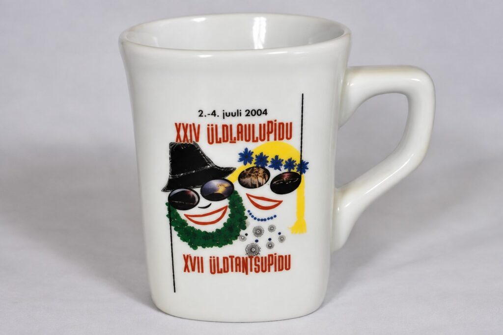 Portselanist kollektsioonitass „Laulu- ja tantsupidu 2004“,h-7,5cm, kasutamata